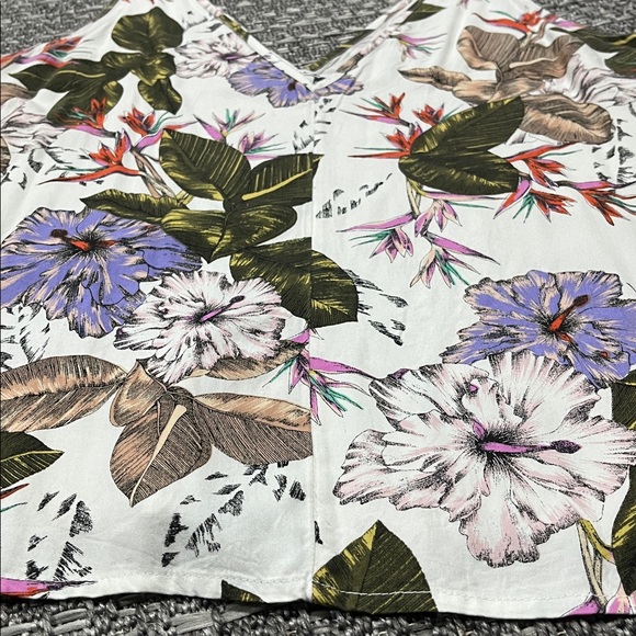 O’Neil | Floral V-Neck Tank - Picture 6 of 8